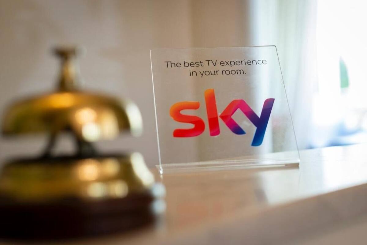 Un panneau bien visible avec le texte « La meilleure expérience télévisuelle, directement chez vous » et le logo « sky ».