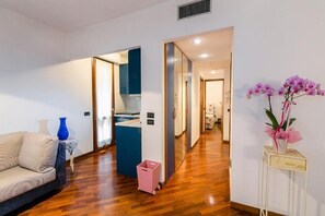 Familieleilighet, utsikt mot innsjø, ved strandkanten | Oppholdsområde | Flatskjerm-TV