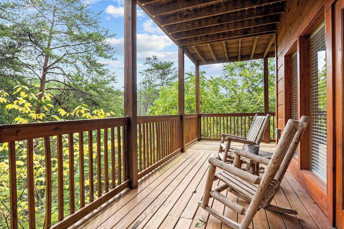 Family-Friendly Pigeon Forge Cabin | Hot Tub, Pool Table, Near Parkway