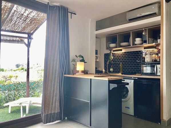 Réfrigérateur, micro-ondes, plaque de cuisson, cafetière/bouilloire