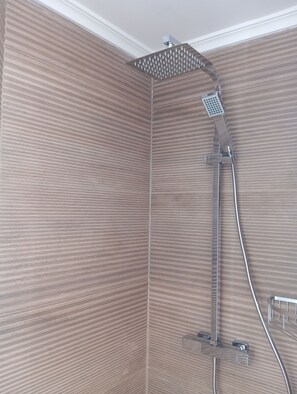 Shower, hair dryer, towels, soap - El Capricho Suite La Terraza con Parking Incluido (Gijón)