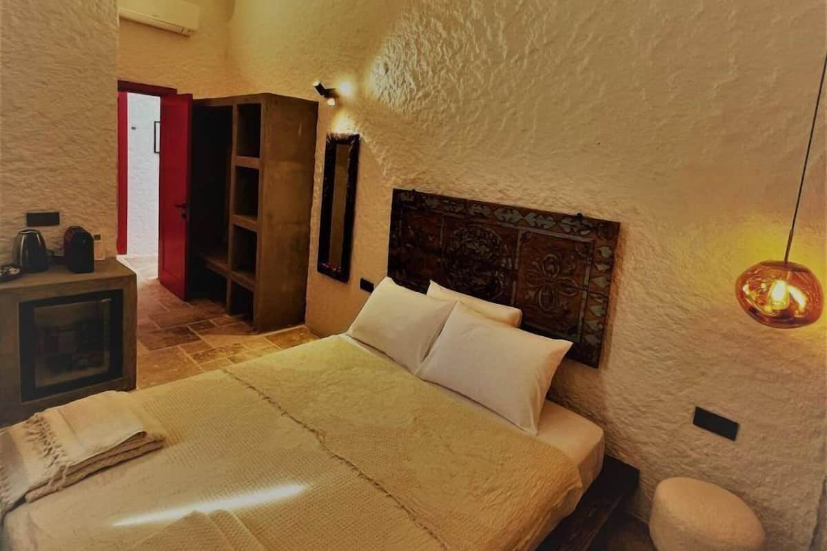 Deluxe Room, 1 Bedroom, Smoking, Garden View | 1 bedroom, premium bedding, in-room safe, iron/ironing board