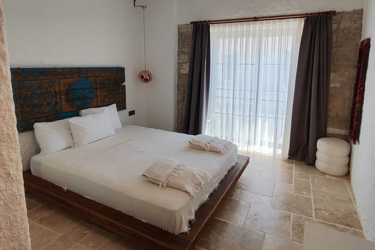 Deluxe Room, 1 Bedroom, Smoking, Garden View | 1 bedroom, premium bedding, in-room safe, iron/ironing board