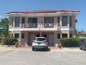 Exterior - Saunders Beach Villa . All the amenities, includingpool, outdoor cabana, grills. (Nassau)