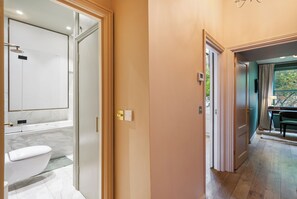 Bubbelbadkar, hårtork, handdukar och tvål