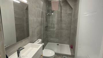 Een douche, een haardroger, handdoeken