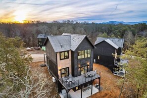 Exterior - Luxe Cabin W Indoor Pool・Spacious Cabin, Sleeps 10 (Sevierville)