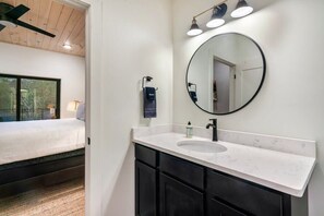 Shower, towels - Luxe Cabin W Indoor Pool・Spacious Cabin, Sleeps 10 (Sevierville)