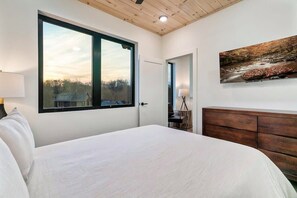 4 bedrooms, desk, iron/ironing board, WiFi - Luxe Cabin W Indoor Pool・Spacious Cabin, Sleeps 10 (Sevierville)