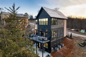 Exterior - Luxe Cabin W Indoor Pool・Spacious Cabin, Sleeps 10 (Sevierville)