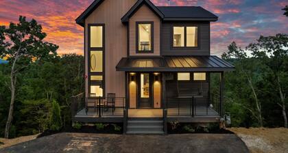 Luxe Cabin W Indoor Pool・Spacious Cabin, Sleeps 10