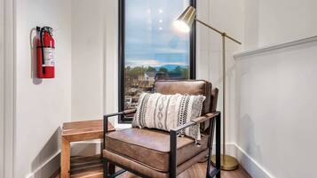 Télévision, cheminée, espaces bureaux