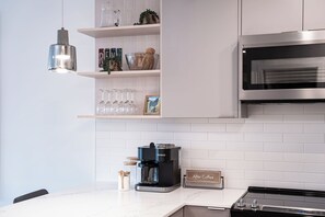 雪櫃、微波爐、焗爐、爐具