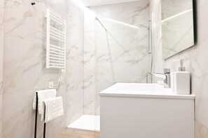 Shower, hair dryer - Central and Bright Apartment in Madrid (Madrid)