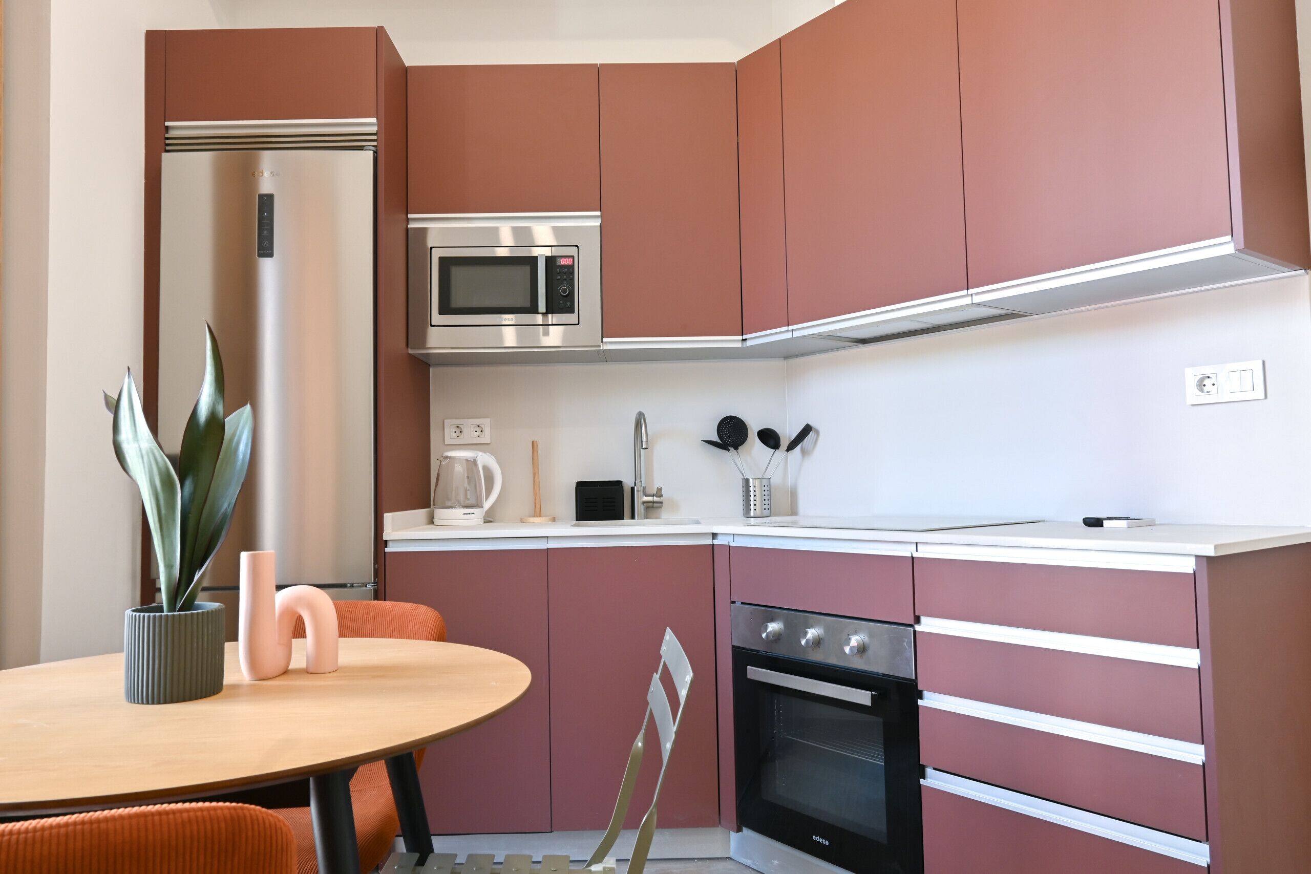 Jääkaappi, mikroaaltouuni, uuni, astianpesukone