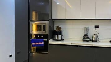 Apartment, 3 Bedrooms, Courtyard View, Courtyard Area | Private kitchen