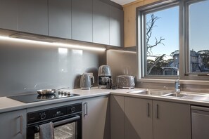 Een koelkast, een microgolfoven, een oven, een kookplaat