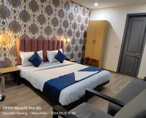 A hotel room with a bed, a wardrobe, and a desk. - Nidra Hotel  (New Delhi)