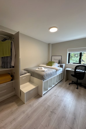Appartement, 4 chambres, non-fumeur, cuisine | Bureau, espace de travail pour ordinateurs portables