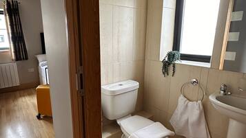 Single Room, 1 Twin Bed, Ensuite | Bathroom | Shower, towels, toilet paper