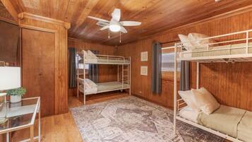 3 bedrooms, iron/ironing board, WiFi, bed sheets