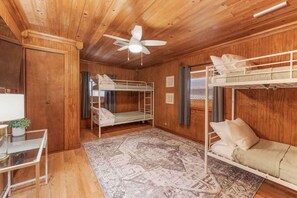 3 habitaciones, tabla de planchar con plancha, wifi y ropa de cama