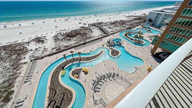 Un complexe hôtelier doté d’une plage, d’un espace piscine agrémenté de jeux d’eau sinueux et offrant une vue sur l’océan.