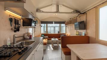 Réfrigérateur, four, chaise haute