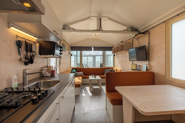 Een koelkast, een oven, een kinderstoel