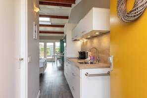 Fridge, microwave, dishwasher - Studio - Vlissingsestraat 3-2 | Koudekerke (Koudekerke)