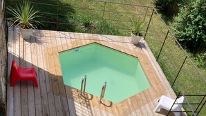 A wooden deck with a swimming pool, metal handrails, and two white lounge chairs. - "vers L'horizon" - Maison de Vacances à 800m de Cajarc Dans le Lot (Salvagnac-Cajarc)