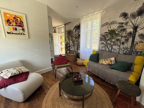 TV, books - "vers L'horizon" - Maison de Vacances à 800m de Cajarc Dans le Lot (Salvagnac-Cajarc)