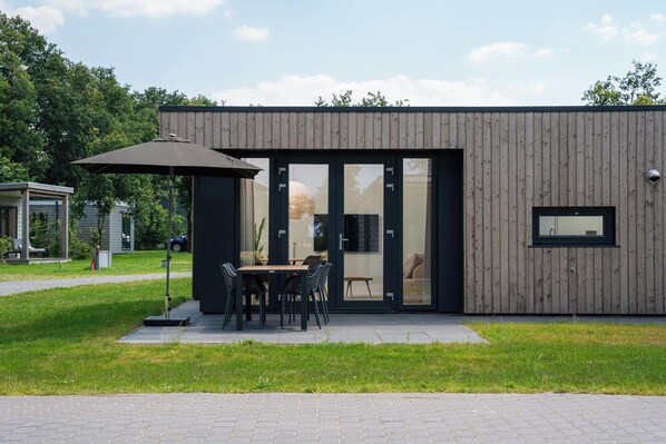 Outdoor dining - Happy Oak lodge | Two ensuite bathrooms | 4 personen (Zuna)