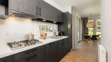 Een koelkast, een magnetron, een vaatwasser, een kinderstoel