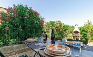 Outdoor dining - Casamare Loreto - Two Bedroom Apartment, Sleeps 4 (Porto Recanati)
