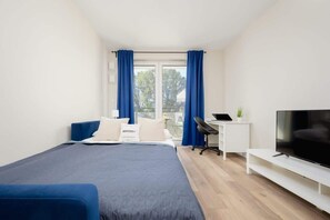 Iron/ironing board, travel cot, WiFi, bed sheets - Spacious Studio | Parking and Workspace (Warszawa)