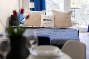 Tabla de planchar con plancha, cuna de viaje, wifi y ropa de cama 