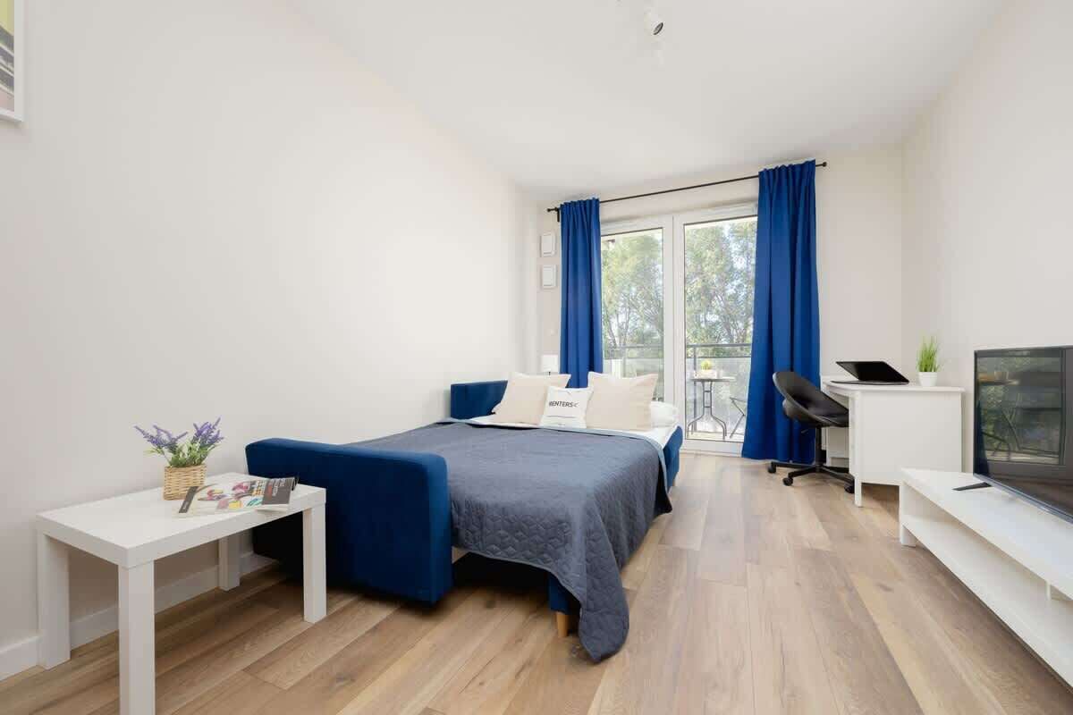 Tabla de planchar con plancha, wifi, ropa de cama