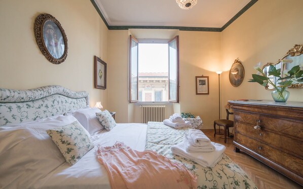 2 bedrooms, desk, WiFi, bed sheets