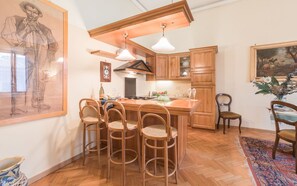 Kühlschrank, Geschirrspüler, Wasserkocher mit Kaffee-/Teezubehör