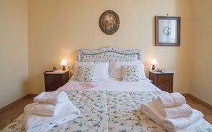 2 bedrooms, desk, WiFi, bed sheets - Duomo Suite - Two Bedroom Apartment, Sleeps 4 (Firenze)