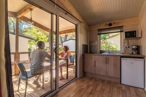 Kühlschrank, Mikrowelle, Wasserkocher mit Kaffee-/Teezubehör, Hochstuhl