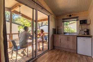 Kühlschrank, Mikrowelle, Wasserkocher mit Kaffee-/Teezubehör, Hochstuhl