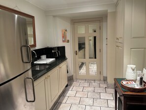 Een koelkast, een magnetron, een oven, een vaatwasser