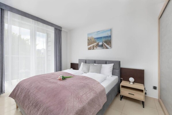 Tabla de planchar con plancha, wifi y ropa de cama 