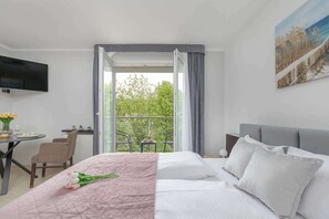 Iron/ironing board, WiFi, bed sheets
