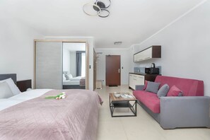 Tabla de planchar con plancha, wifi y ropa de cama 