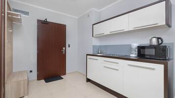 Refrigerador, microondas, placa de cocina, cafetera/tetera