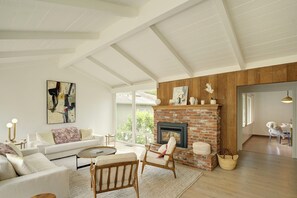 TV, fireplace - 3938 La Vida Lobos - Adorable Cottage In the Pines (Carmel)