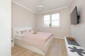 2 bedrooms, iron/ironing board, WiFi, bed sheets